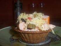Тарталетки с черносливом и крабовыми палочками